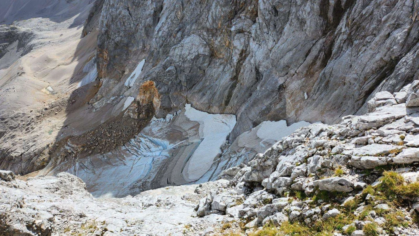 Die letzten kläglichen Reste des Höllental-Gletschers: Weil er sehr ausgeapert ist, gestaltet sich der Aufstieg äußerst schwierig.