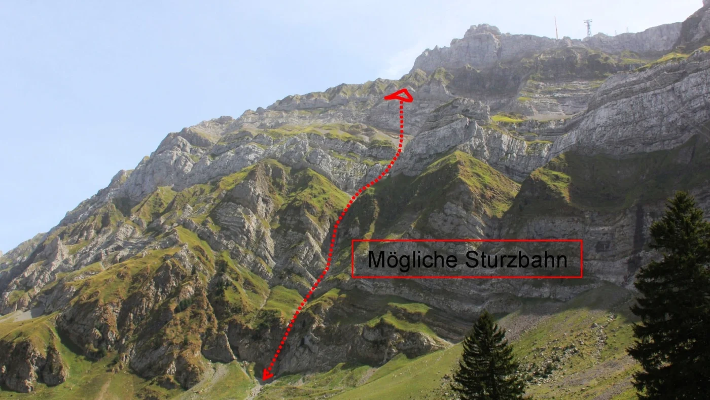 Die Nordwand des Säntis mit der eingezeichneten, möglichen Sturzbahn. Dort droht ein Felssturz.