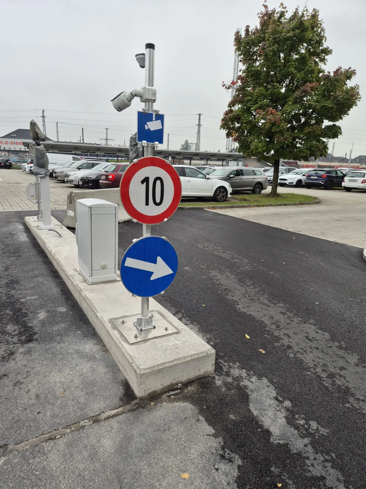Die Parkplätze der Österreichischen Bundesbahnen sind vor allem Pendlern vorbehalten, die mit dem Auto anreisen und mit der Bahn weiterfahren. Bei der Zufahrt kann das Bahnticket gescannt werden - jedoch funktionieren nicht alle Tickets.