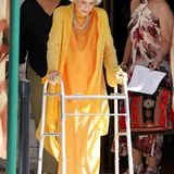 Die Preisträgerin des Goldenen Löwen für ihr Lebenswerk ist die Oscarpreisträgerin Ellen Burstyn, die sich im leuchtend gelben Ensemble mit strasssteinbesetztem, leichtem Mantel auf den Weg zum Sala Grande auf dem Lido macht.