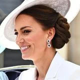 Die wertvollen Ohrringe gehörten nämlich zu den Lieblingsschmuckstücken der verstorbenen Prinzessin Diana. Prinz Williams Mutter trug die Saphir-Ohrringe zu vielen Events, wie zum Beispiel ihrem Besuch der Met Gala im Jahr 1996 oder auch beim legendären Tanz mit John Travolta im Weißen Haus. Eine glitzernd schöne Hommage für einen ganz besonderen Tag.