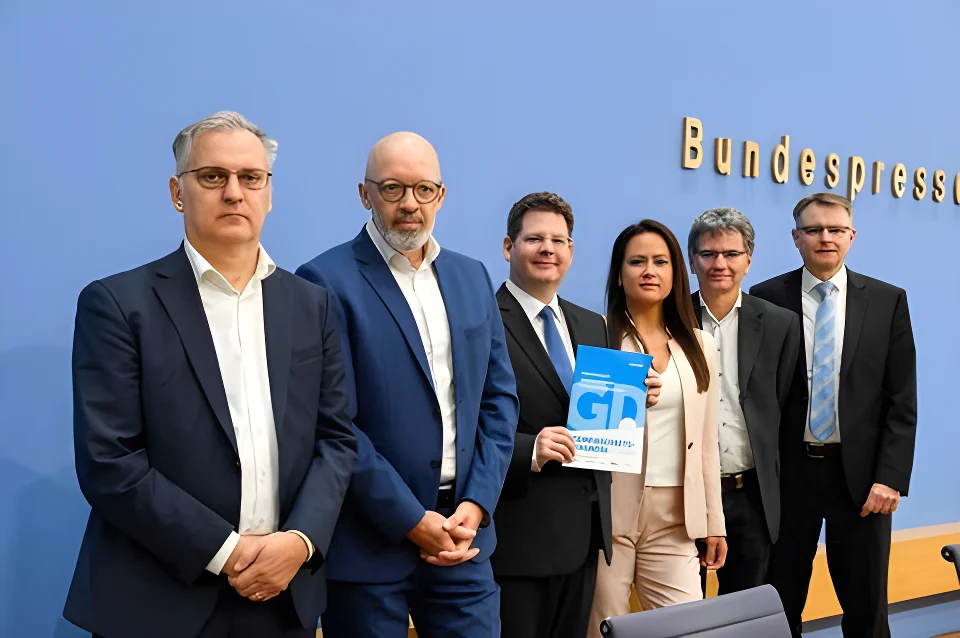 Die Wirtschaftsforscher präsentieren die Gemeinschaftsdiagnose in der Bundespressekonferenz