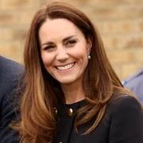 Die zarten Ohrstecker mit je einer Perle und einem Diamanten stammen aus der persönlichen Schmucksammlung der Königin. Sie selbst hat sie 1977 bei ihrem silbernen Thronjubiläum erstmalig getragen. Kate wiederum durfte sich die Ohrstecker in den vergangene Jahren immer wieder ausborgen.