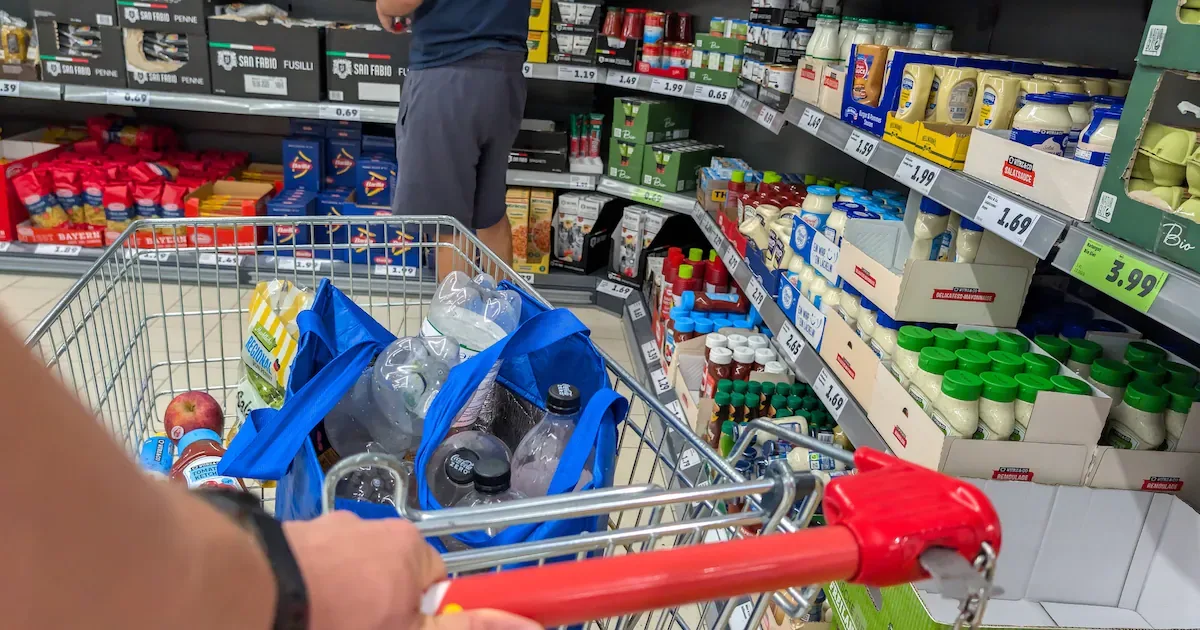 Diebstahl-Masche im Supermarkt: Kriminelle erbeuten Handtaschen mit Einkaufswagen-Trick