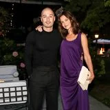 Diese Liebe soll mittlerweile jede:r sehen: Michael Kors feiert in East Hampton 45-jähriges Firmenbestehen und auch Katie Holmes ist zu der exklusiven Dinnerparty eingeladen. An ihrer Seite posiert Freund Jason Bard Yarmosky, der die Schauspielerin im auberginefarben Seidenkleid mit einseitigen Drapierungen an der Taille fest im Arm hält und ebenso schüchtern wie seine Herzensdame in die Kamera lächelt.