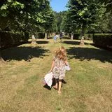 Diese schöne, sommerliche Impression soll nach Angaben von unter anderem "Daily Mail"-Kolumnist Richard Eden auf Althorp aufgenommen worden sein. Hier soll Prinz Harry mit Archie und Lilibet auch Blumen am Grab seiner Mutter Prinzessin Diana niedergelegt haben.