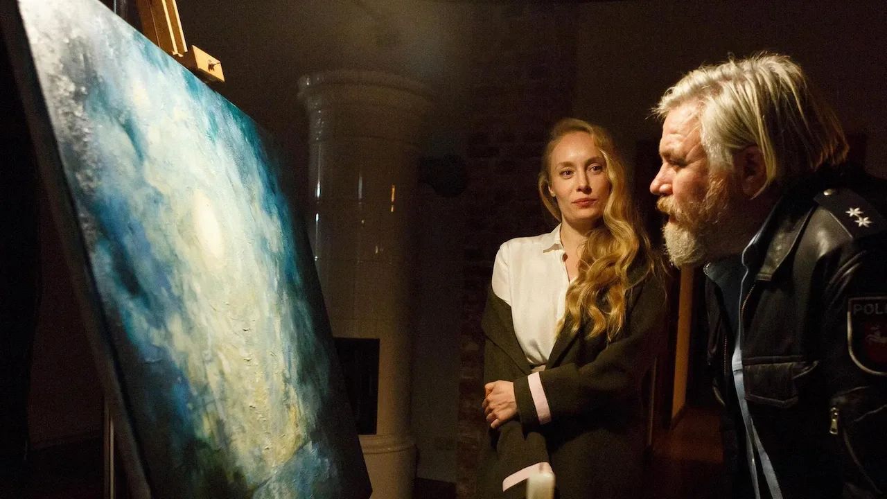 Dorfpolizist Koops (Aljoscha Stadelmann) überrascht die elegante Restauratorin Anna Sorenko (Katharina Heyer) mit seinen Kunstkenntnissen.