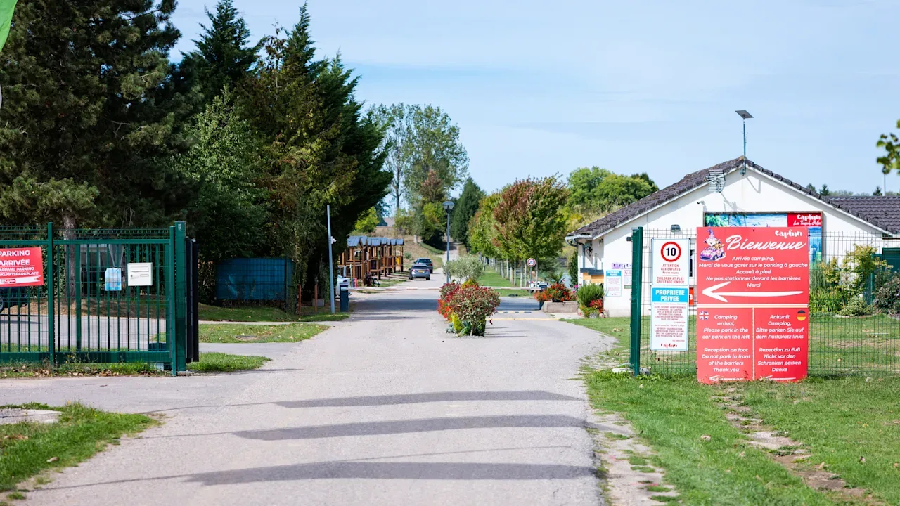Drama in Frankreich: 45-jähriger Stuttgarter überrollt 18 Monate alte Tochter beim Rangieren