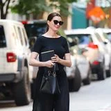 Eigentlich ist die News schon längst viral gegangen – doch wie es scheint, ist Anne Hathaway immer noch ein wenig im "Kaschier"-Modus. Unter schwarzem Shirt, weiter Hose sowie Tasche und Book-Tok-Klassiker von Sarah J. Maas fällt der Blick hier zunächst nicht unbedingt auf den Bauch.