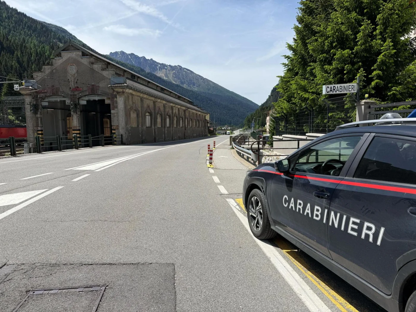 Ein Auto der Carabinieri steht an der Seite. Die Brenner-Sperre sorgt für fast autofreie Straßen auf dem Alpenpass.