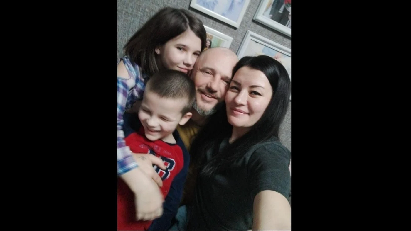 Ein Bild aus glücklichen Tagen: Familie Rachmanina. Margarita und die Kinder Kim und Sascha wissen nicht, ob ihr Mann und Vater Oleksandr Sleta noch lebt