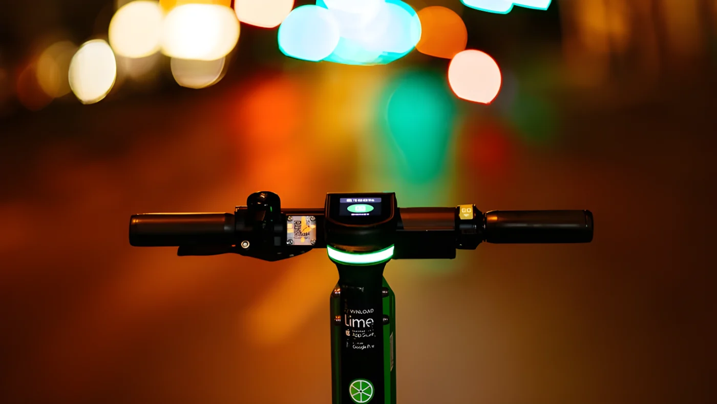 Ein E-Scooter auf einer Straße.