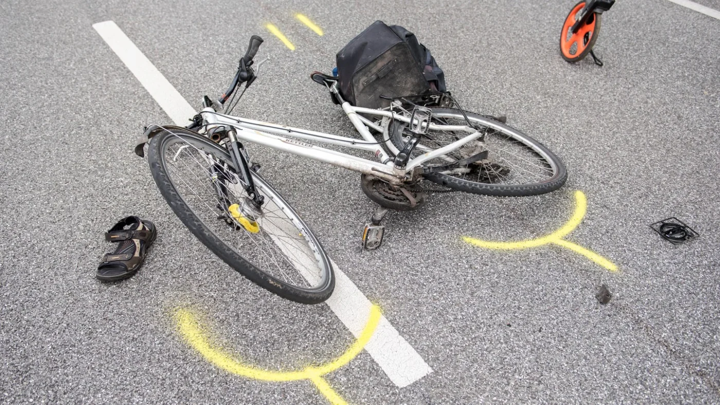 Ein Fahrrad liegt nach einem Verkehrsunfall auf der Straße. Bei einem Sturz in der Nähe von Heilbronn hat sich ein Fahrradfahrer tödlich verletzt.