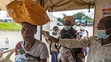 Ein Gesundheitsbeamter in Uganda misst die Körpertemperatur eines Reisenden mithilfe eines kontaktlosen Infrarotthermometers, aufgenommen am 18.05.2026