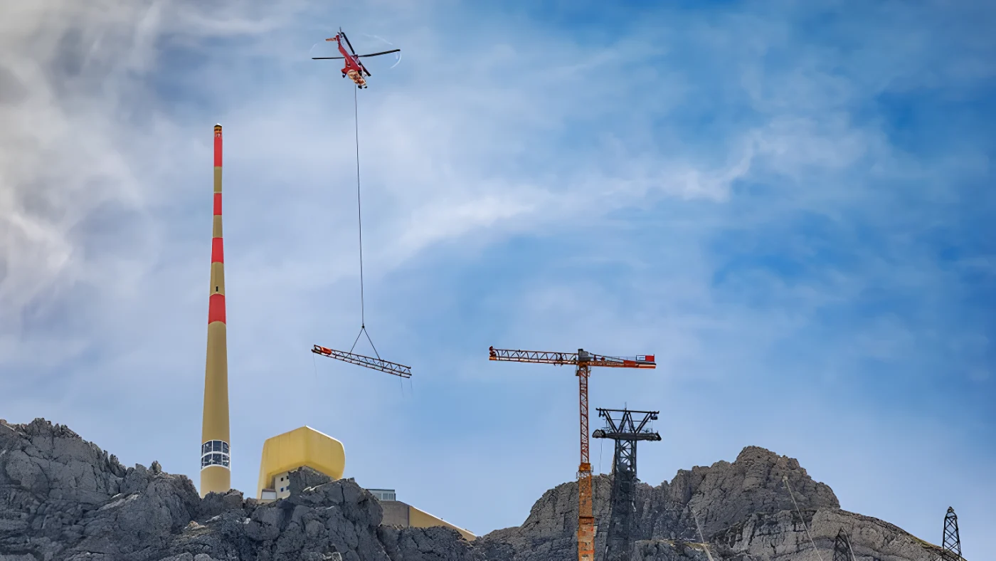 Ein Hubschrauber hat die Einzelteile des Krans auf den Säntis transportiert