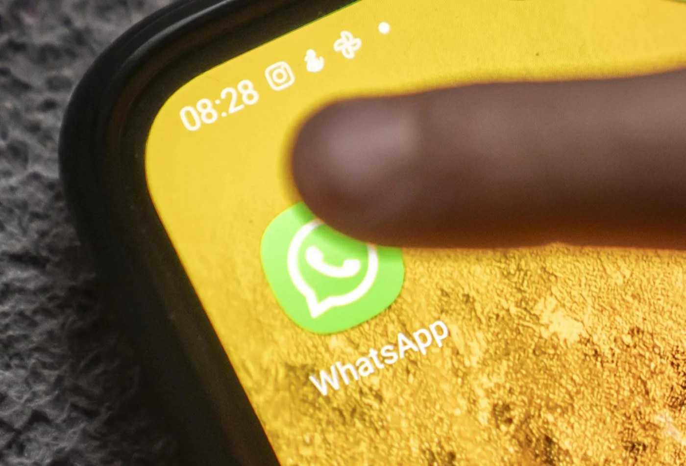 Ein junges Mädchen nutzt die Social-Media-App WhatsApp auf einem Mobiltelefon