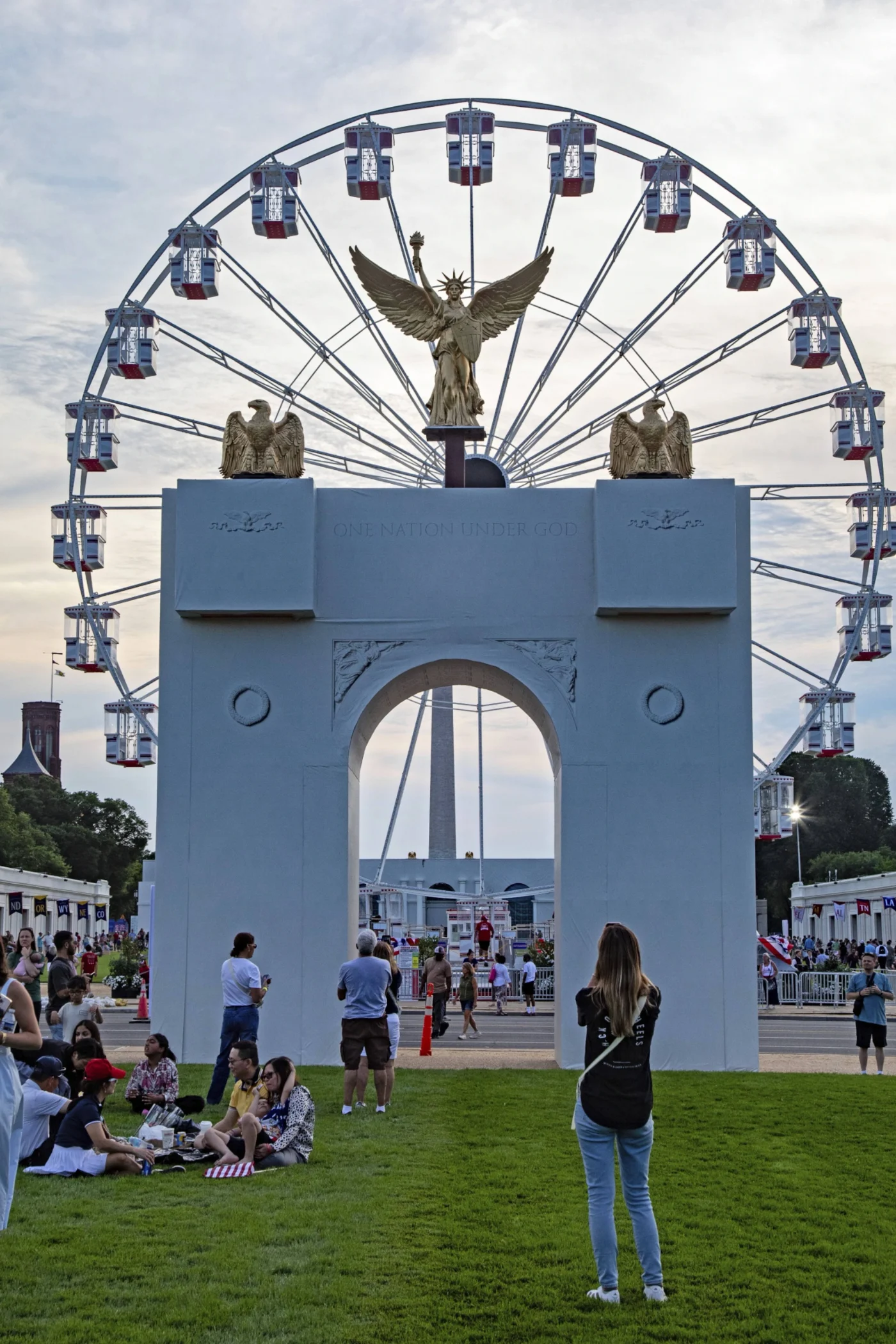 Ein Modell des Erzbogens, den Präsident Trump hinter dem Lincoln Memorial errichten will, das auf der Great American State Fair ausgestellt ist