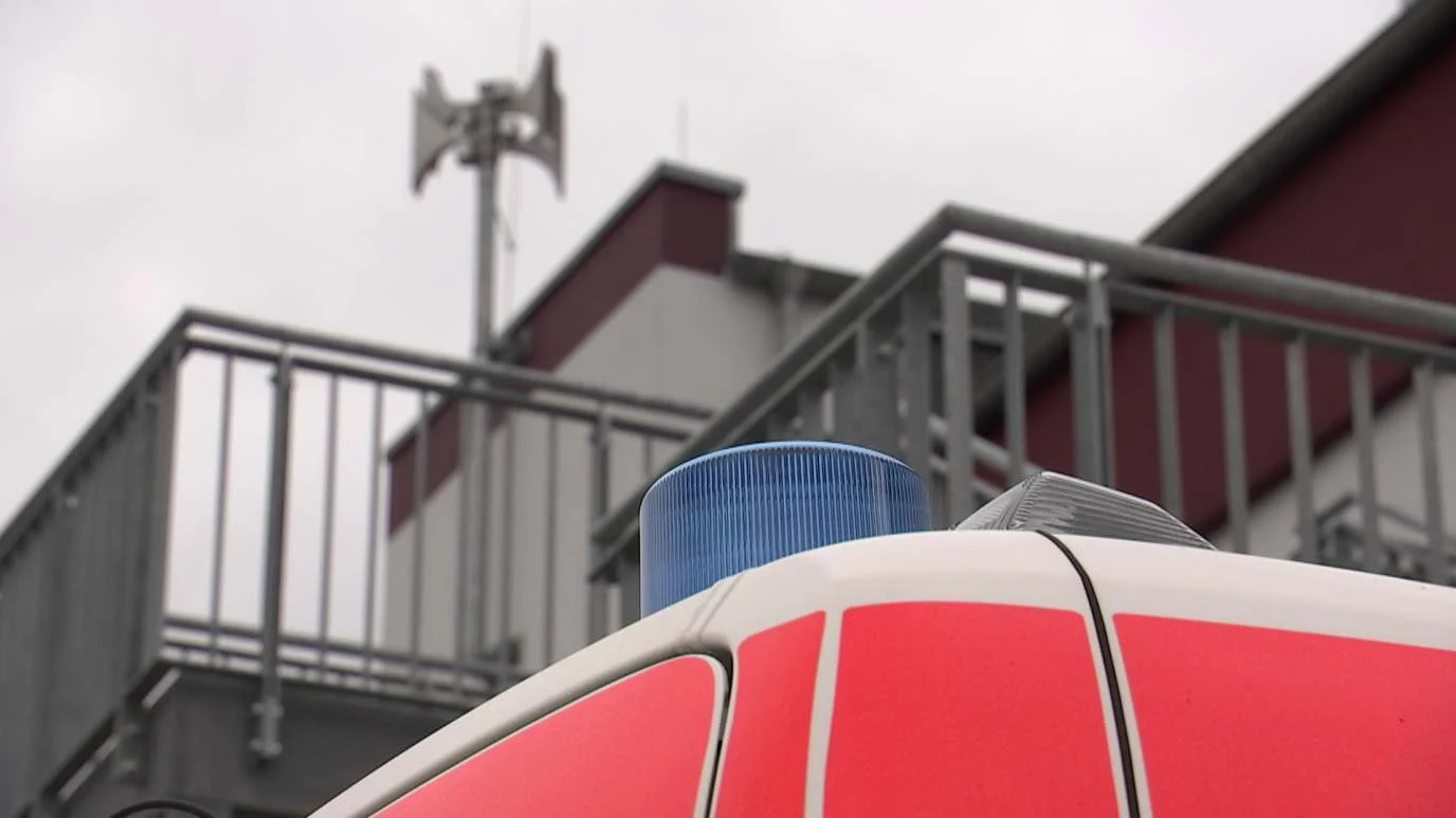 Ein Rettungsfahrzeug steht vor einer Sirene