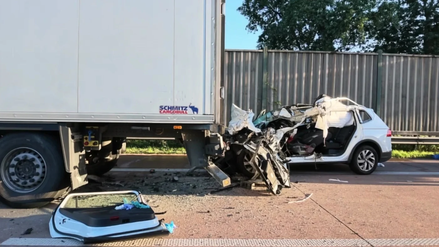 Ein zerstörtes Auto auf der A1.