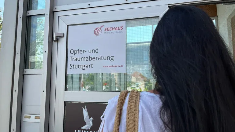 Eine Betroffene von häuslicher Gewalt ist bei der Opfer- und Traumaberatung in Stuttgart.