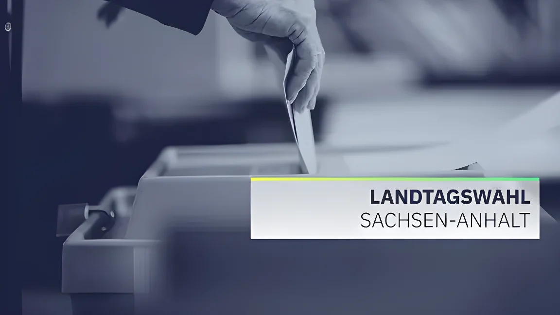 Eine Frau wirft ihren Stimmzettel in eine Wahlurne