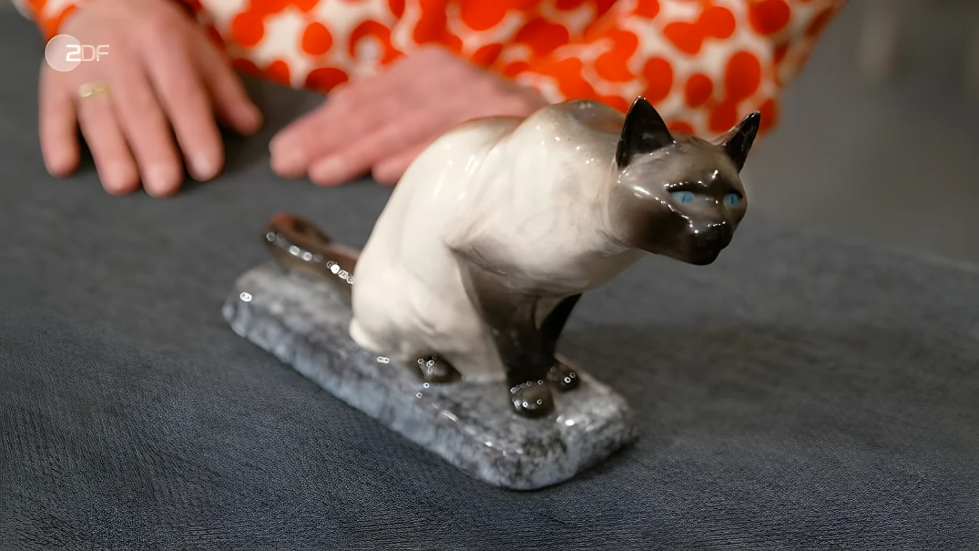 Eine Katzenfigur aus Keramik von Tierbildhauer Louis Riché datierte Friederike Werner in den 1920er bis 1940er Jahren.