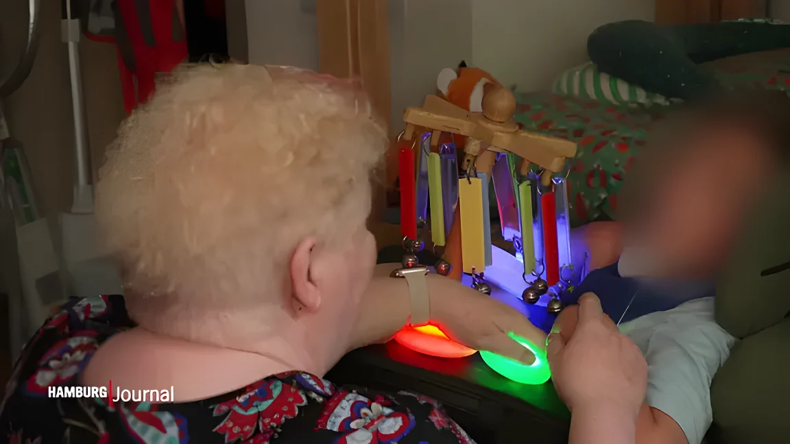 Eine Mutter spielt mit ihrem Kind.