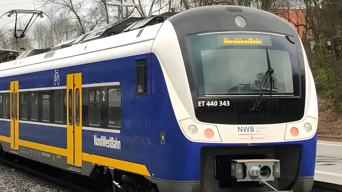 Eine Nordwestbahn steht in einem Bahnhof.