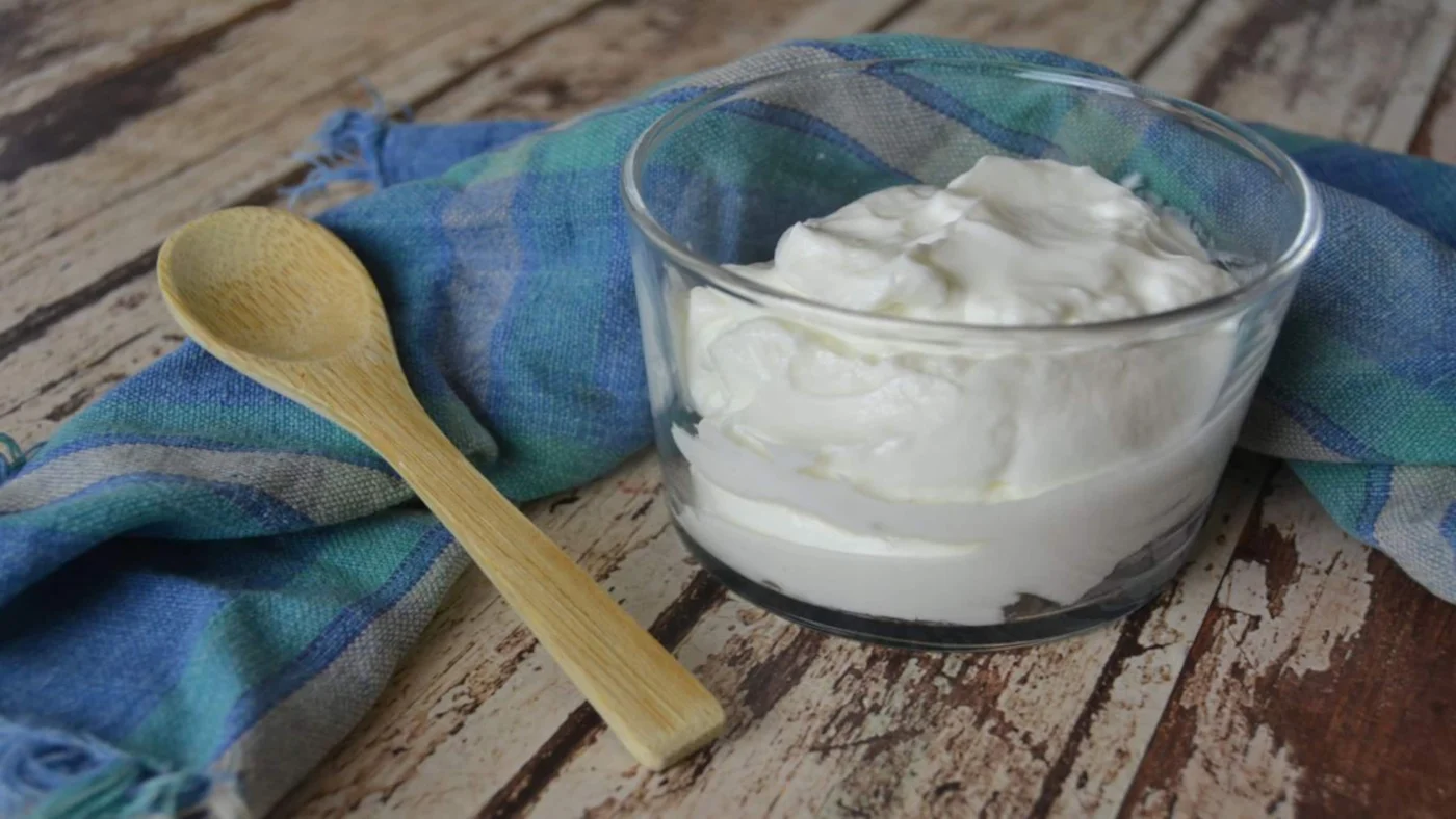 Eine Schale aus Glas gefüllt mit Skyr