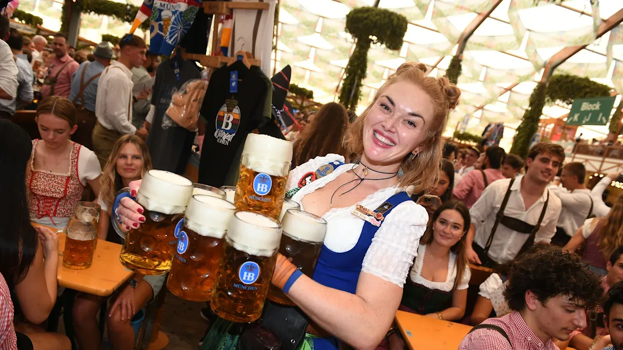 Eine Wiesnbedienung im vergangenen Jahr im Hofbräuzelt