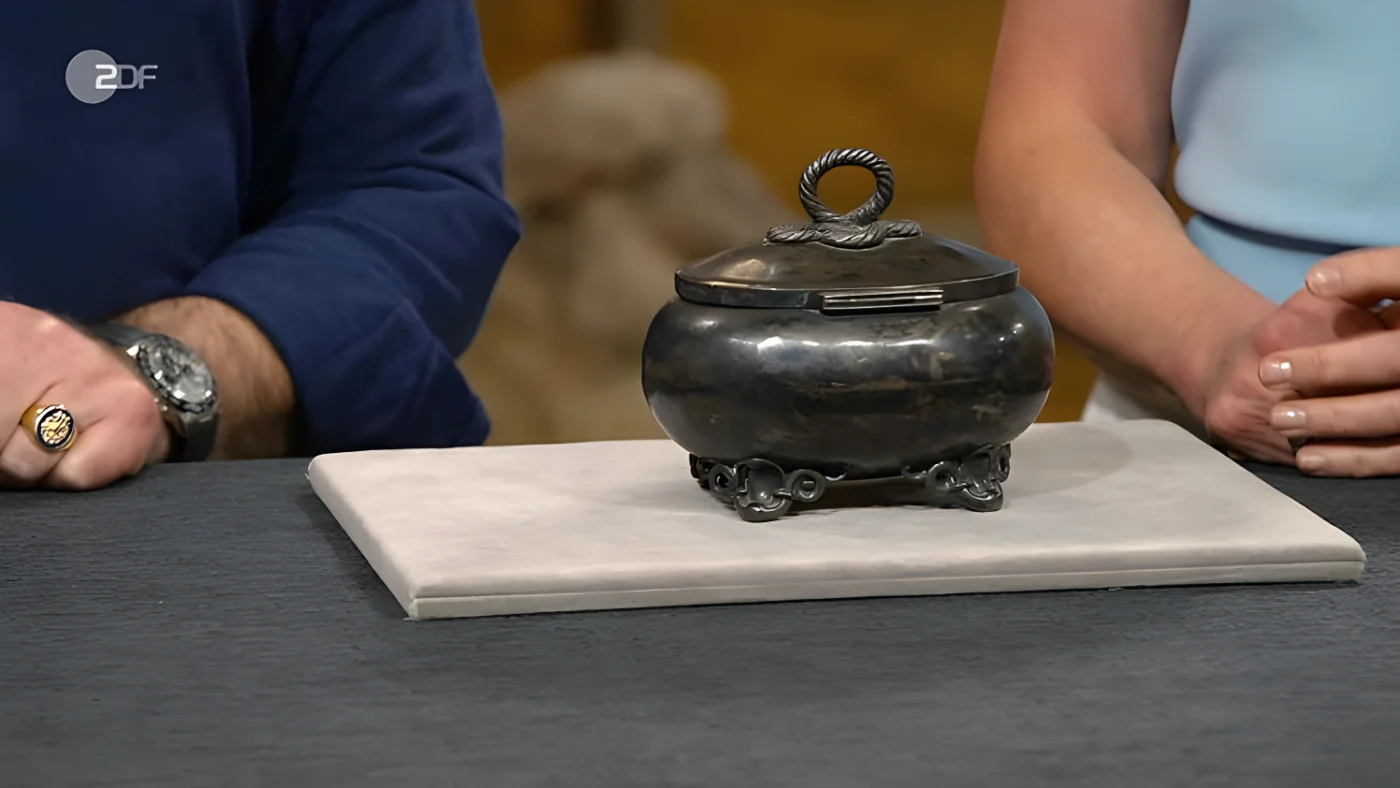 Eine Zuckerdose aus 800er Silber datierte Heide Rezepa-Zabel nach 1886 bis 1905.