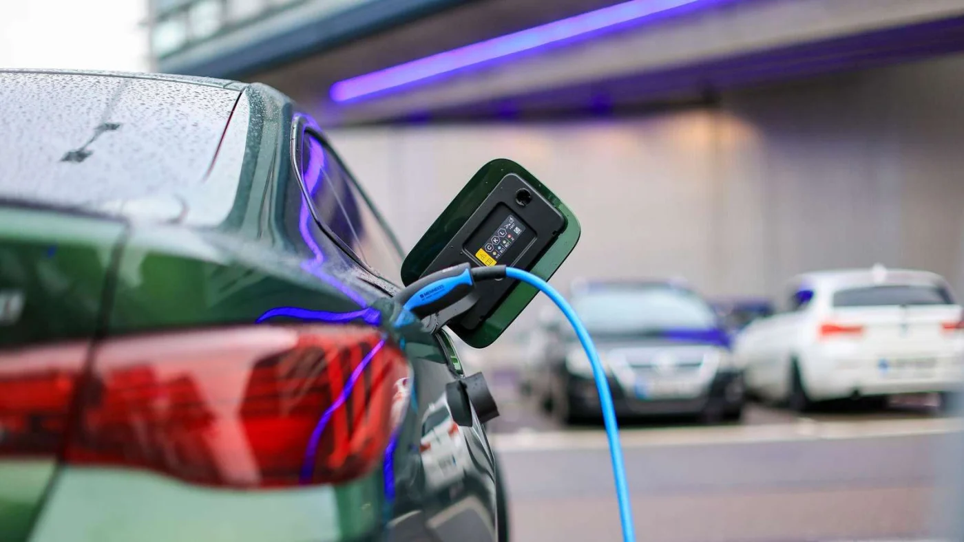 Elektroauto lädt an Ladesäule