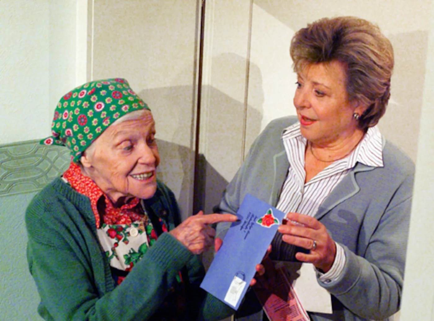 Else Kling (l., Annemarie Wendl) ist eine „Lindenstraße“-Ikone