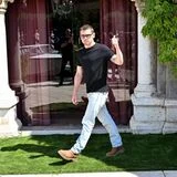 Entspannter geht's nicht: Der britische Schauspieler Jack O'Connell setzt auf helle Jeans mit schwarzem T-Shirt und Lederboots.