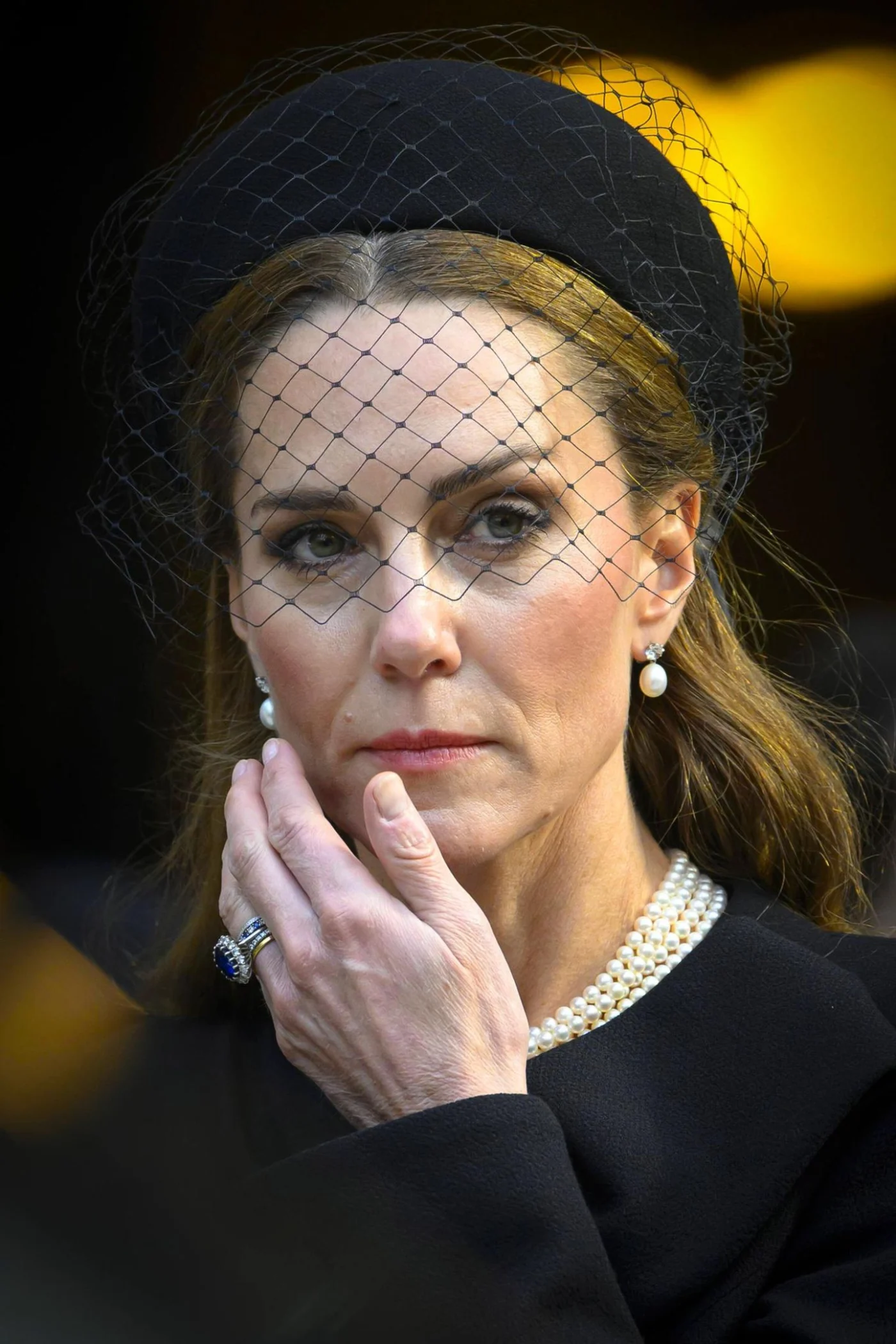 Es ist ein trauriger Tag für die Royal Family gewesen, als die Herzogin von Kent zu Grabe getragen wurde, ein passender Moment aber, die tiefe Verbundenheit der Familie zu demonstrieren. Das macht Catherine, Princess of Wales, auf dezente und doch eindrucksvolle Weise sogar mit der Wahl ihrer Ringe. Und davon sind es gleich ganze fünf an ihrem Finger, so viele wie noch nie.