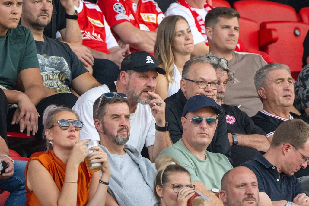 Ex-Union-Trainer Steffen Baumgart (Mitte) zeigte sich zuletzt wiederholt auf der Tribüne beim 1. FC Union.