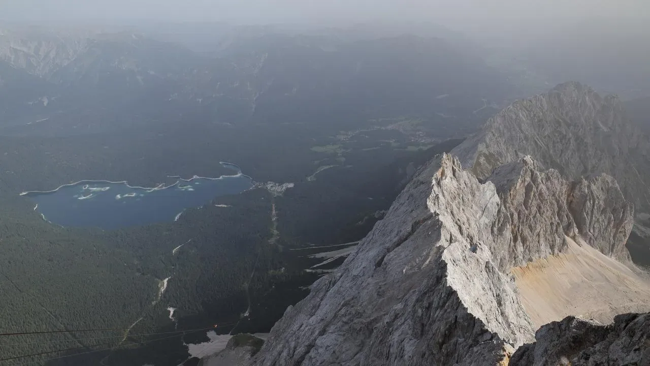 Felssturz an der Zugspitze: Riesige Staubwolke über Deutschlands höchstem Berg – warum das Gestein weiter nachrutscht