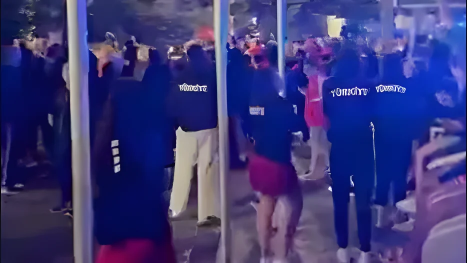 Feueralarm um 1:57 Uhr: Nächtliche Evakuierung von 15 Basketball-Teams in Berlin