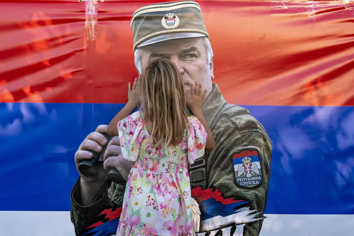 Flagge mit Mladić-Porträt in Belgrad