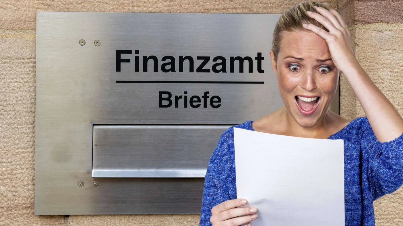 Frau hält Brief in der Hand und ist außer sich vor Freude. Daneben ein Briefkasten vom Finanzamt.
