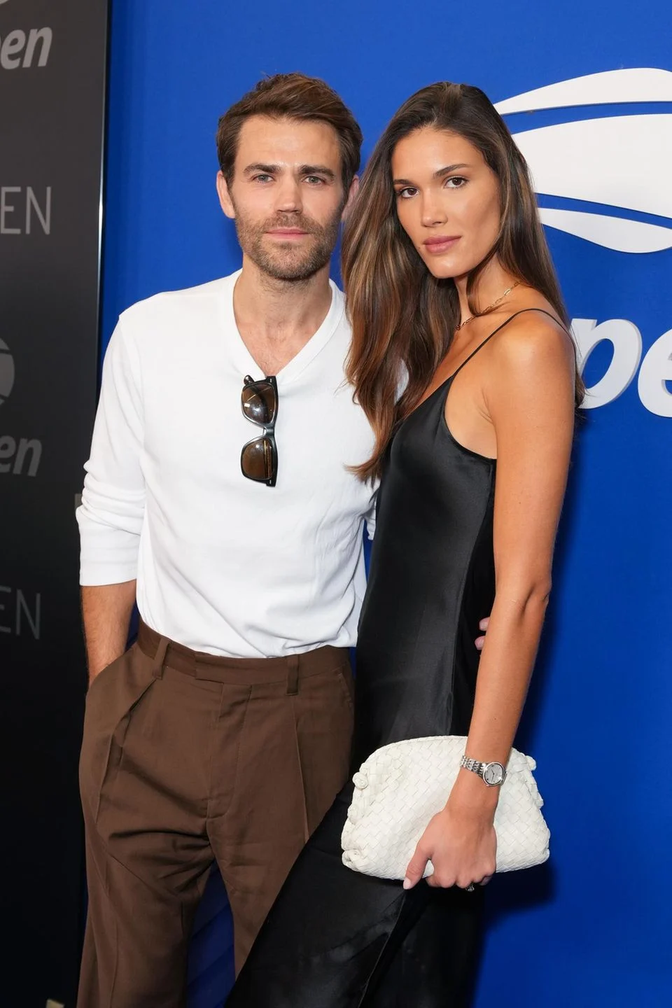 Frisch verheiratet: Paul Wesley und Natalie Kuckenburg zeigen sich stilsicher bei den US Open in New York.