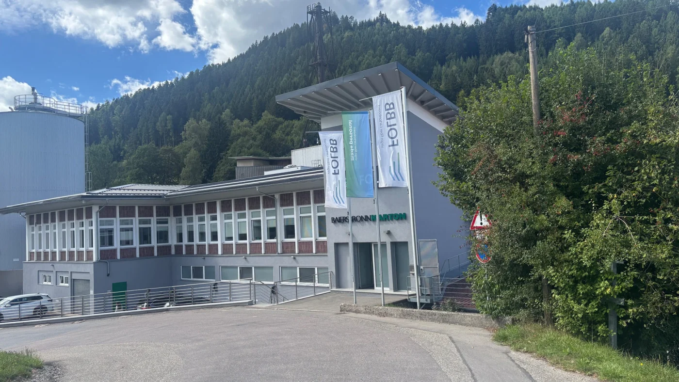 Frischfaser Karton in Baiersbronn mit wehenden Fahnen der FOLBB-Gruppe