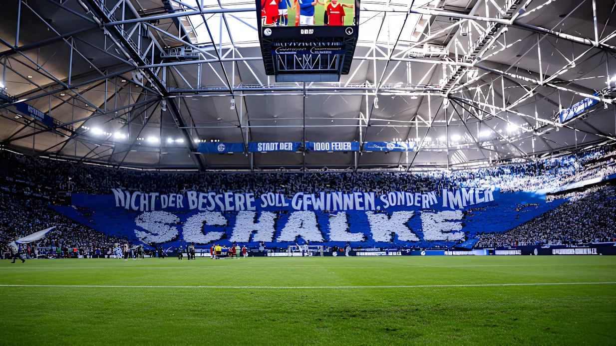 Für die Bundesliga-Rückkehr vor eigenem Publikum ließen sich die Schalker Fans etwas einfallen - und präsentierten eine große Choreographie.