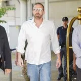 Für seine Ankunft in Venedig wählt Ben Affleck einen entspannten Reise-Look. Seine locker sitzende Jeans kombiniert er mit einem weißen Hemd mit hochgekrempelten Ärmeln und weißen Sneakern. Eine verspiegelte Pilotenbrille macht das Styling noch etwas lässiger und lässt dabei keinen Blick auf seine Augen zu.