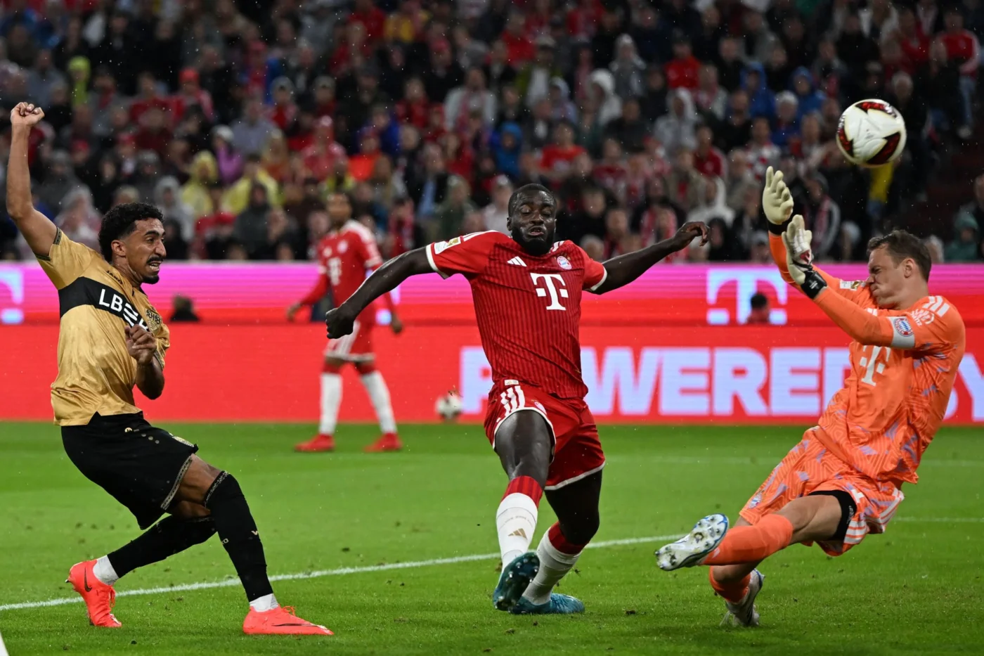 Fußball, Männer, Bundesliga, FC Bayern München - VfB Stuttgart, Allianz Arena, 1. Spieltag, Tiago Tomas (VfB Stuttgart) in Aktion gegen Dayot Upamecano (Bayern München) und Torwart Manuel Neuer (Bayern München) (l-r).