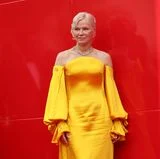 Gelber Glamour für Pamela Anderson. Bei der "Place to Be"- Premiere" in Venedig präsentiert sich die Schauspielerin in einer fließenden Seidenrobe von Carolina Herrera auf dem roten Teppich. Off-Shoulder, voluminöse Rüschenärmel und eine lange Schleppe sorgen für echtes Hollywood-Gefühl in Italien. Ihr dezentes Make-up und die elegante Hochsteckfrisur lassen dabei die sonnengelbe Robe glänzen.