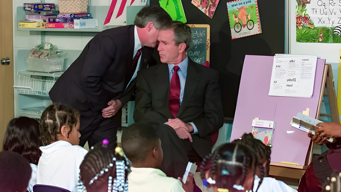 George W. Bush erfährt beim Besuch der Grundschule in SarasotaFlorida von den Anschlägen auf das World Trade Center in New York: Sein Stabschef Andy Card flüster dem Präsidenten ins Ohr: