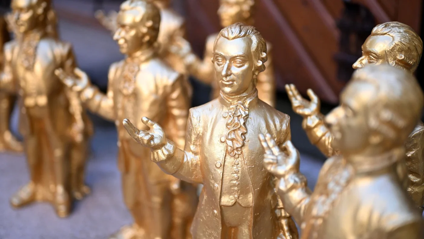 Goldene Mozartskulpturen des deutschen Konzeptkünstlers Ottmar Hörl