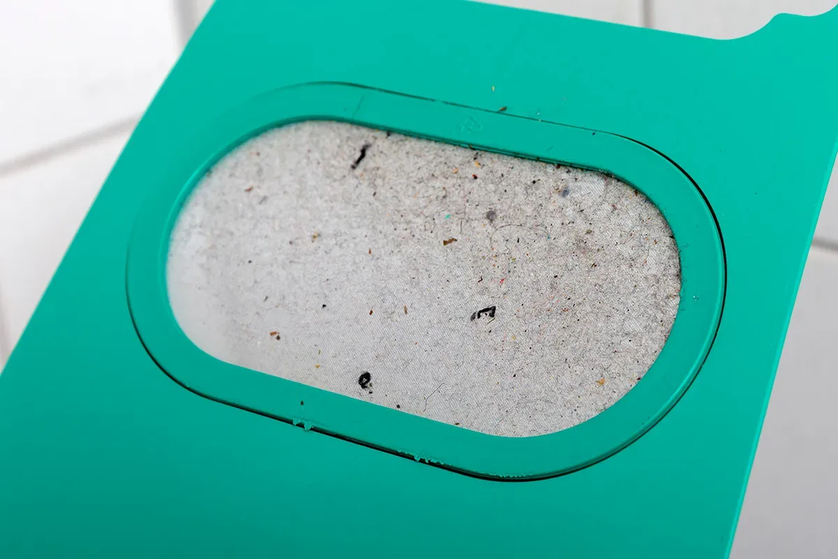 Grünes Platte mit dreckigem Sieb