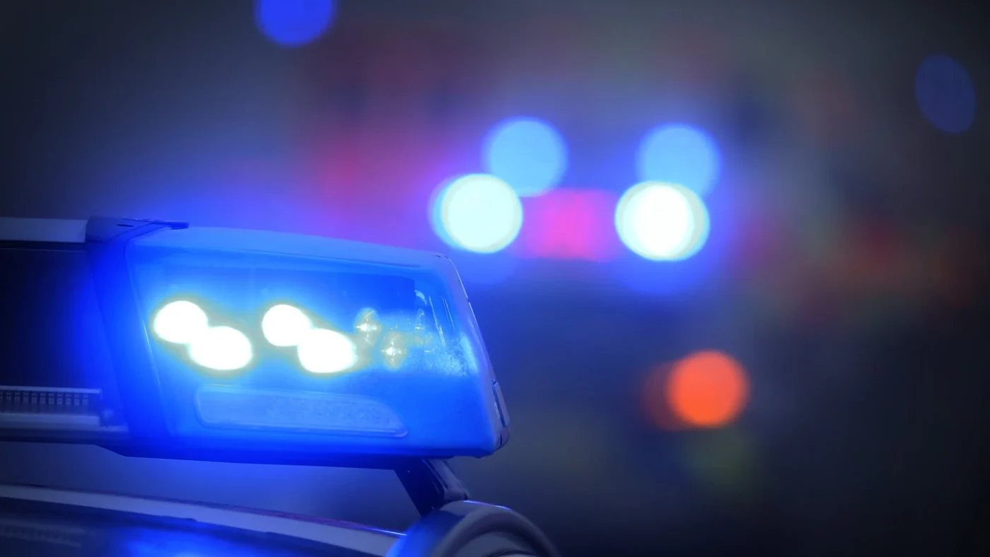 Heidelberg: Frau (47) hupt an grüner Ampel – Sportwagen-Duo attackiert ihr Auto